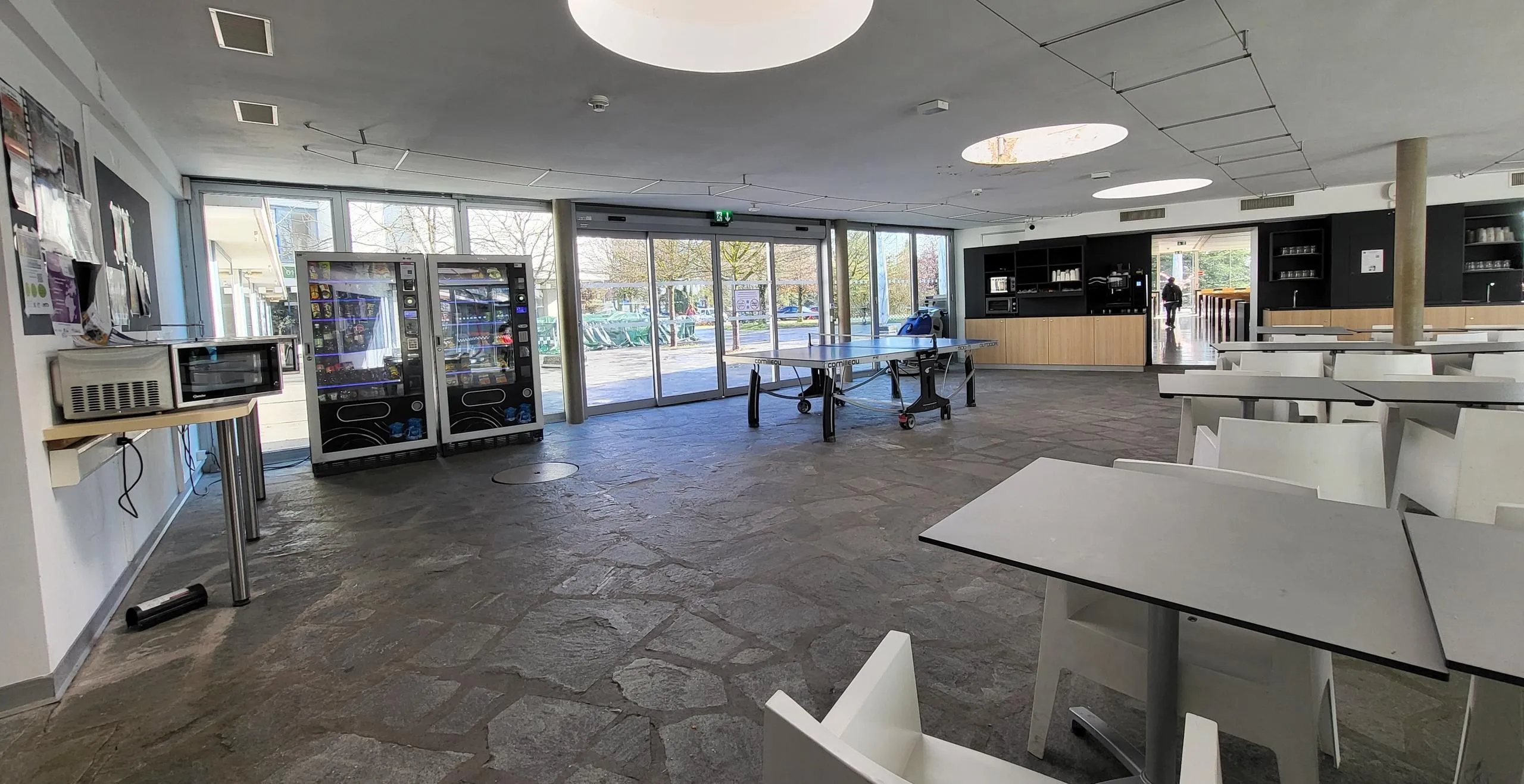 Image of the 24/7 break area with microwave oven, table tennis, vending machines, etc.